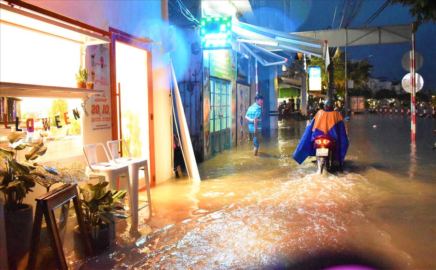 Nhiều tuyến đường ở trung tâm quận Ninh Kiều bị ngập như: Huỳnh Cường, Cách mạng tháng 8,....Ảnh: Thành Nhân