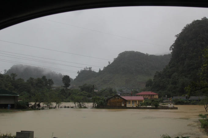 Nhiều trường học nhà cửa người dân bị ngập tràn trong nước ở huyện Mộc Châu.