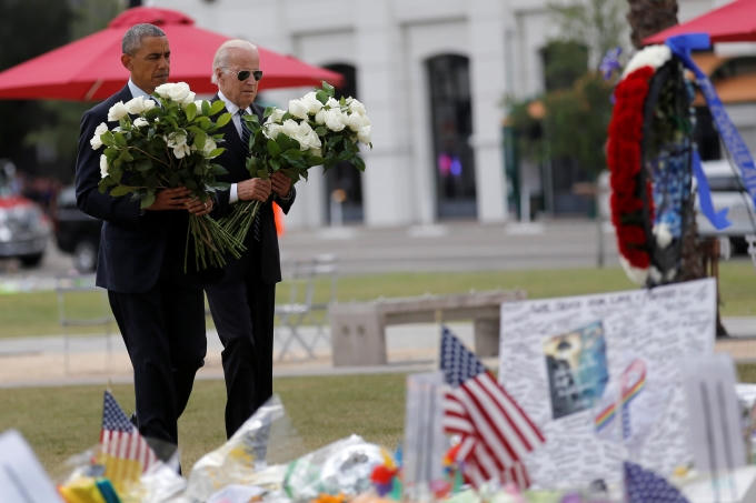 Tổng thống Barack Obama và Phó Tổng thống Joe Biden tới đặt hoa tại khu tưởng niệm các nạn nhân thiệt mạng ở Orlando hôm 16/6. (Ảnh: Reuters)