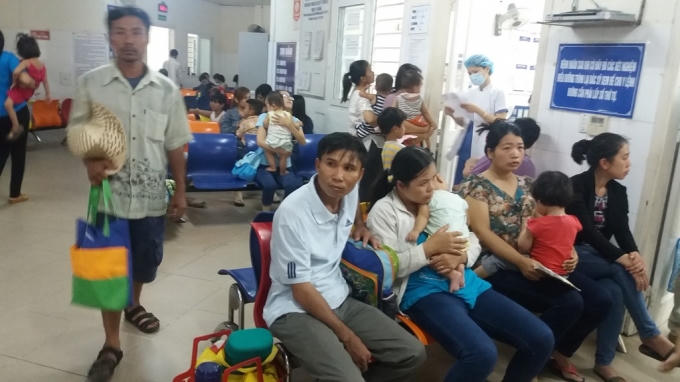 Bệnh viện Phụ sản - Nhi Đà Nẵng đã tiếp nhận mỗi ngày 1.300-1.500 bệnh nhi do nắng nóng. (Ảnh: Dân trí)