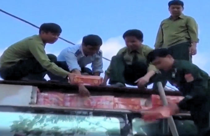 Ngoài việc buôn bán pháo nổ trái phép, chủ hàng cũng không xuất trình được giấy tờ hợp lệ vận chuyển số gỗ quý nói trên.