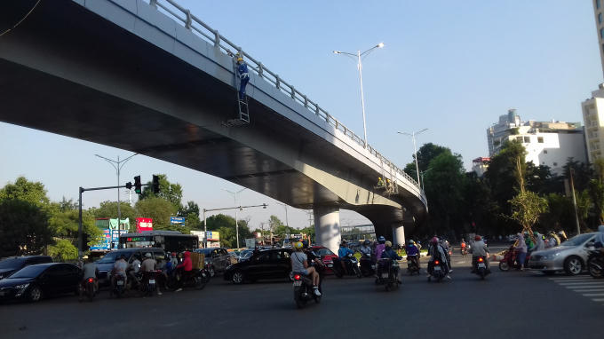 Cận cảnh cầu vượt dầm thép An Dương - Nghi Tàm trước ngày thông xe