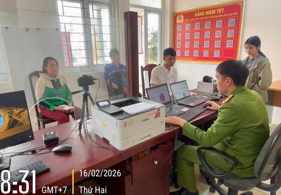 Công an Thanh Hóa làm việc "xuyên Tết" để hỗ trợ những người dân xa quê trở về địa phương kịp thời hoàn thiện hồ sơ định danh điện tử và cấp Căn cước.