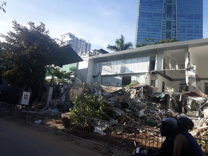 Mặt đường Phan Kế Bính đã được rào chắn tiếp tục phục vụ công tác cưỡng chế ngày 29/6.