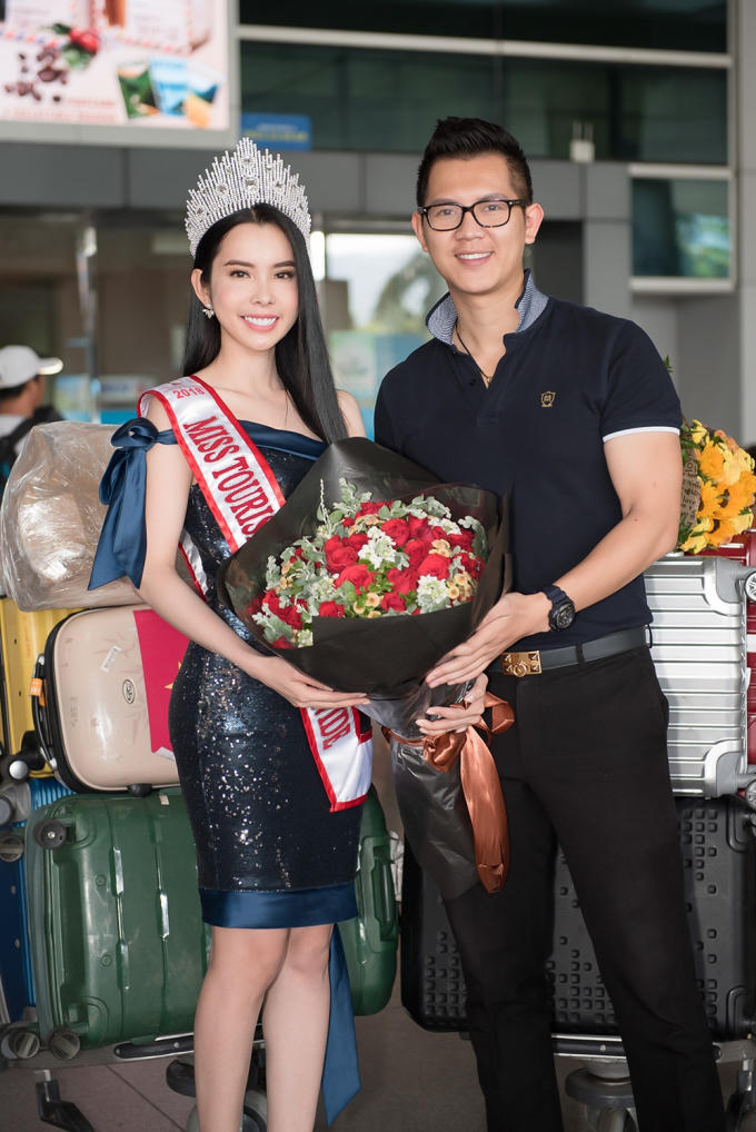 Bạn bè và người hâm mộ đến đón cô ở sân bay.