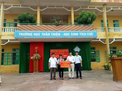 Anh Lê Việt Nam - đại diện Công ty Cổ phần Sao Thái Dương trao tặng tủ sách cho Trường Trung học Hải Xuân