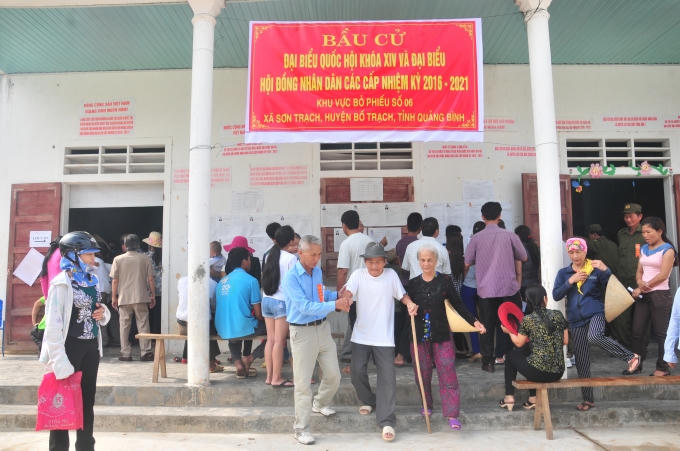 Hình ảnh những cụ ông cụ bà chống gậy chưa bao giờ đẹp hơn thế trong ngày hội non sông cả nước đi bầu cử, dù đã cái tuổi xế chiều nhưng các bà các ông vẫn hoàn thành quyền, nghĩa vụ trách nhiệm của mình. Hình ảnh Phóng viên Pháp luật Plus ghi nhận tại khu vực bỏ phiếu số 08, xã Sơn Trạch, huyện Bố Trạch, Quảng Bình.