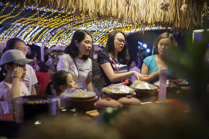 Lấy cảm hứng từ những gian hàng truyền thống với mái lá, cót tre, Chợ Quê bình dị mà độc  đáo giữa không gian khu quần thể nghỉ dưỡng 5 sao. Tại Chợ Quê, khách có thể dạo chơi, tìm  hiểu về ẩm thực 3 miền và chọn cho mình rất nhiều món ăn yêu thích.