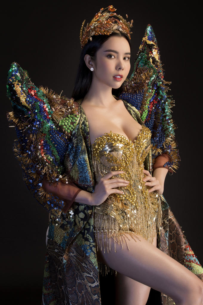 Bộ trang phục được chia ra làm hai phần, phần body suit bên trong và bộ áo choàng được mặc ở bên ngoài.