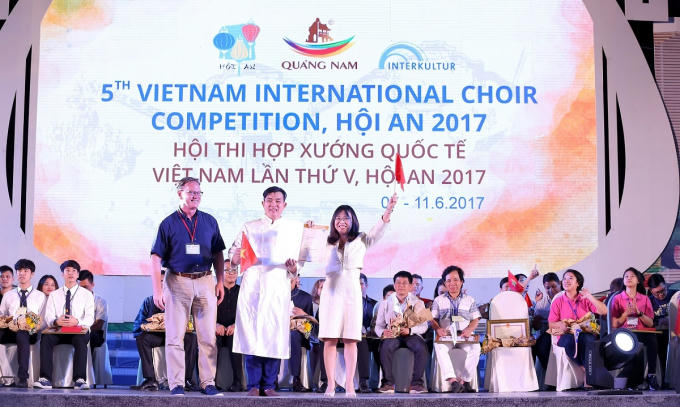 Bà Lê Mai Lan – Phó Chủ tịch Tập đoàn Vingroup (ngoài cùng bên phải) lên nhận giải Vàng bảng Dân gian và Thiếu nhi cho màn trình diễn xuất sắc của Dàn hợp xướng Vinschool One tại Interkultur 2017.