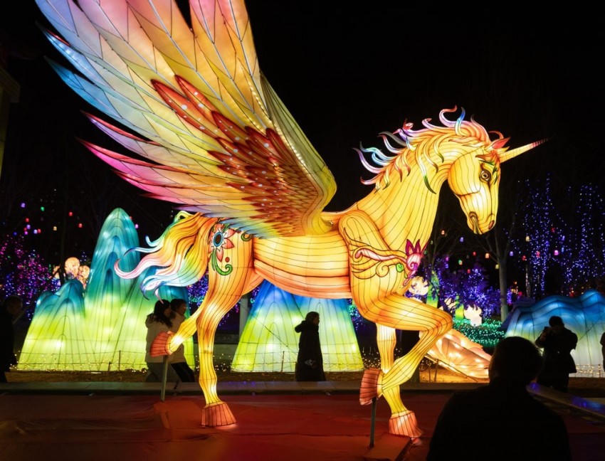 Ngựa, linh vật của năm Bính Ngọ 2026, được trang trí tại Thủ đô Bắc Kinh của Trung Quốc