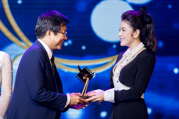 Lý Nhã Kỳ khoe vẻ thần thái hút hồn dù chạy 3 show 1 ngày