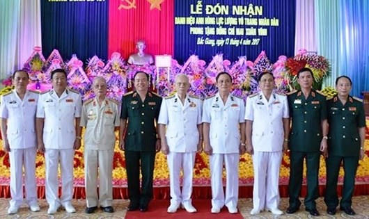 Anh hùng LLVT nhân dân Mai Xuân Vĩnh (người đứng giữa) trong buổi lễ phong tặng Anh hùng.