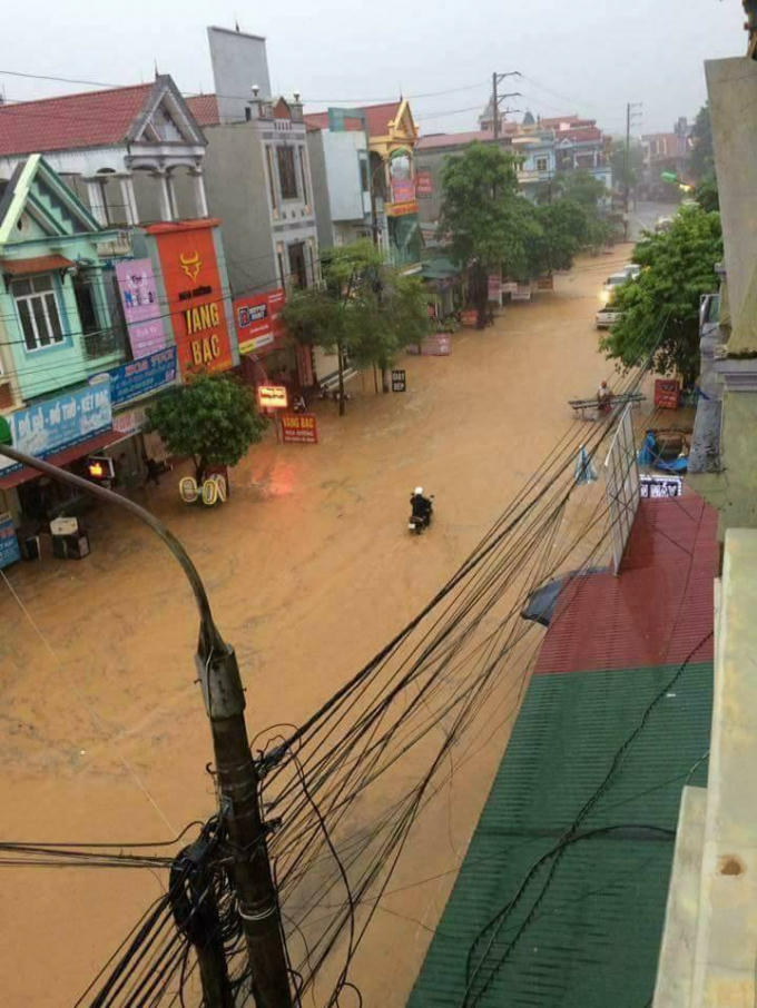 Phố Vàng - Thị trấn Thanh Sơn trong tình trạng ngập cục bộ. (Ảnh: Trần Minh Trường).