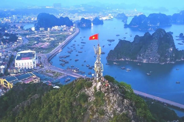 Cột cờ trên đỉnh núi Bài Thơ .