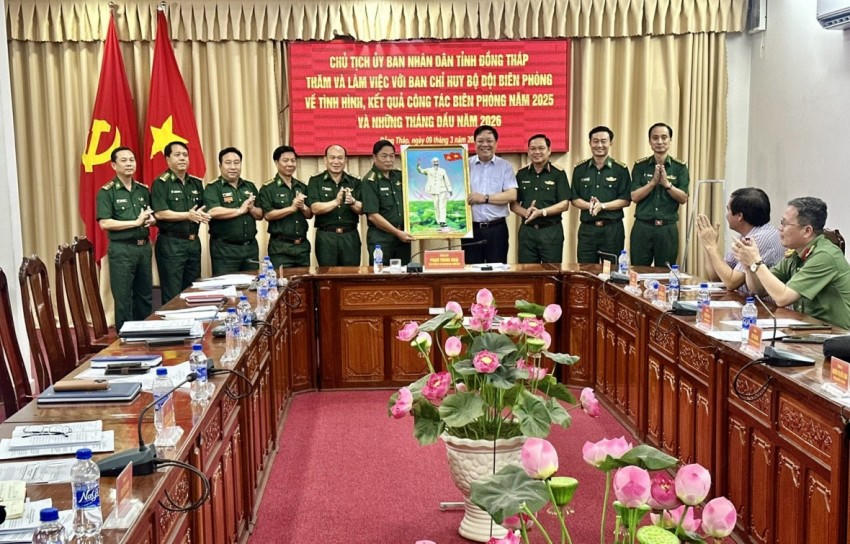 Chủ tịch UBND tỉnh Đồng Tháp Phạm Thành Ngại tặng quà lưu niệm cho Ban Chỉ huy Bộ đội Biên phòng tỉnh