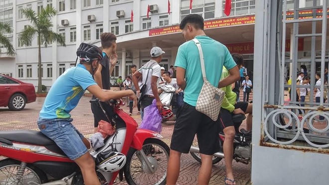 Nhiều bạn thí sinh vẫn mặc quần soóc đi làm thủ tục. (Ảnh: Zing News)