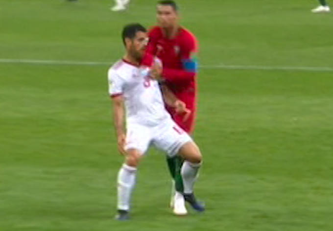 Xem lại VAR, siêu sao Ronaldo (áo đỏ) đã thúc cùi chỏ vào mặt đối phương rất rõ nhưng trọng tài chỉ cho thẻ vàng: ảnh CHỤP MÀN HÌNH.