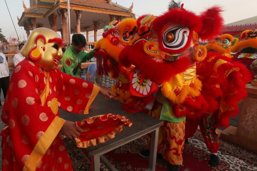 Lễ hội múa lân trước Cung điện Hoàng gia ở Phnom Penh, Campuchia