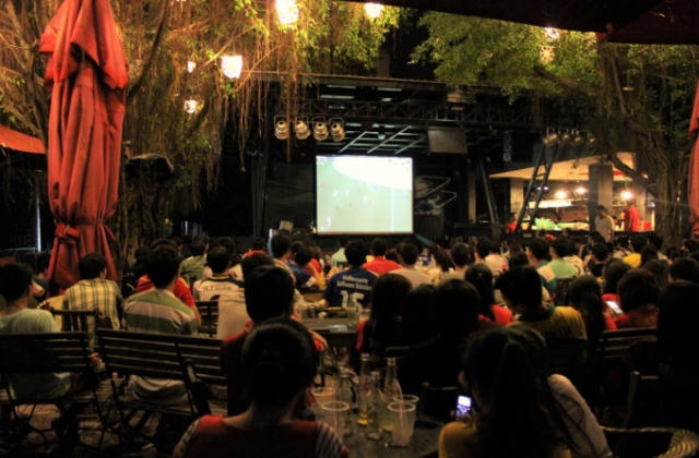 Phòng dịch Covid-19, Bộ Y tế đề nghị không tụ tập đông người xem bóng đá