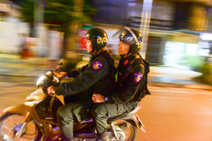 Để đảm bảo cho người dân đón Giáng sinh an lành,một tổ sẽ hóa trang đi theo để nắm tình hình phối hợp cùng tổ công khai bắt giữ, giải tán các đối tượng tụ tập đua xe, cổ vũ đua xe.