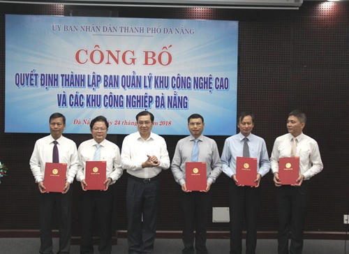 Phó Chủ tịch UBND thành phố Hồ Kỳ Minh (thứ 3, phải qua trái) kiêm nhiệm chức vụ Trưởng BQL Khu công nghệ cao và các khu công nghiệp Đà Nẵng. Ảnh: danang.gov.vn.