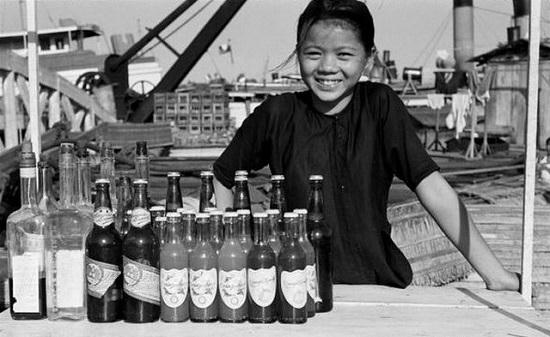 Nụ cười của em bé bán nước.