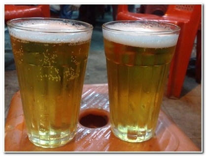 Nh&igrave;n những cốc bia ngon l&agrave;nh thế n&agrave;y ai biết l&agrave; bia hơi xịn hay...bia cỏ.