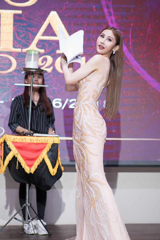 Người đẹp thể hiện tài năng của mình.