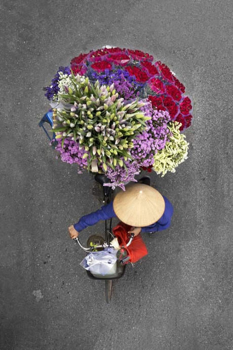 Những người phụ nữ bán hàng rong dậy từ tờ mờ sáng.