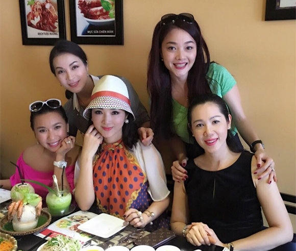 Y Phụng (áo hồng) hội ngộ với các người đẹp cùng thời trong thời gian gần đây. Ảnh: internet.