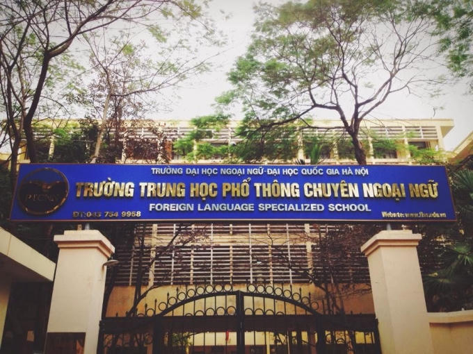 Trường THPH Chuyên ngoại ngữ - Đại học Quốc Gia là trường chuyên top 1 của Việt Nam với tỷ lệ đỗ đại học 100%, hơn 80% học sinh đi du học trong và sau khi tốt nghiệp. Trường có bề dày thành tích gần 50 năm là lá cờ đầu của ngành giáo dục Thủ đô và Việt Nam với hàng loạt giải thưởng trong nước, quốc tế cũng như các hoạt động ngoại khóa. Goldmark City cách trường hơn 800m.