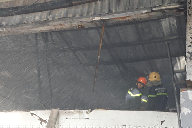 Khung cảnh tan hoang của 10.000m2 nhà xưởng cty May Nhà Bè sau vụ cháy - ảnh 4