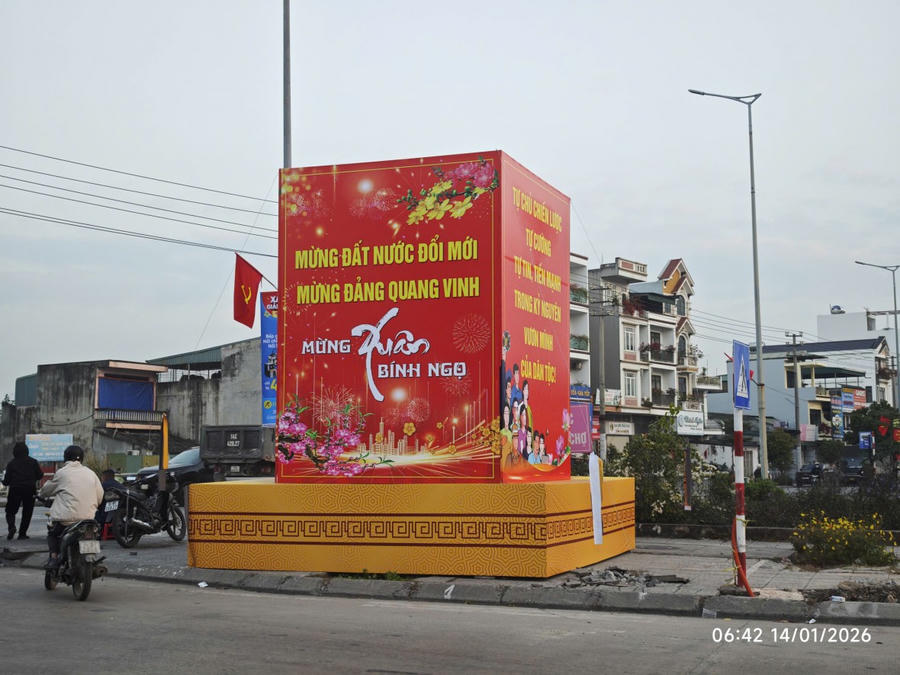 Không khí chào mừng Xuân Bính Ngọ 2026 rộn ràng trên các tuyến phố, với cụm pano, biểu trưng tuyên truyền mừng Đảng, mừng Xuân được trang trí nổi bật, tạo diện mạo khang trang, tươi mới cho đô thị. Ảnh: Nguyễn Quang.