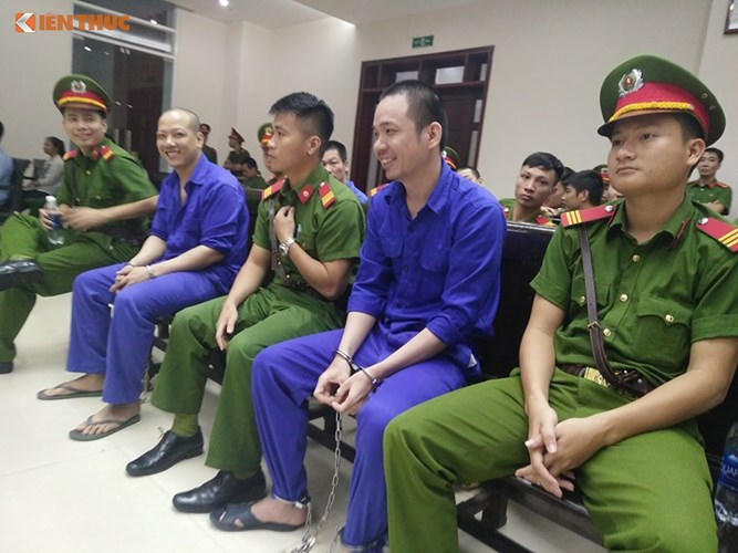 Tử tù Nguyễn Văn Tình (bên trái) trước giờ xét xử. (Ảnh: Kiến thức)