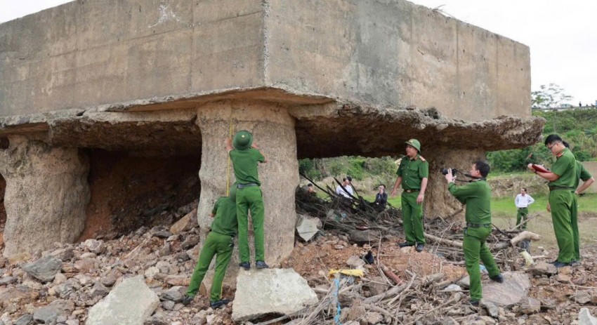 Trụ cầu Sông Lô bị hư hỏng nặng, lộ phần móng cọc.