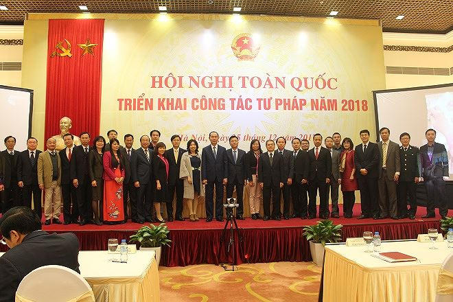 Chủ tịch nước Trần Đại Quang chụp ảnh với các đại biểu dự Hội nghị.