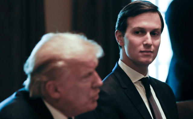 Cố vấn Nhà Trắng Jared Kushner và Tổng thống Donald Trump (Ảnh: AP)