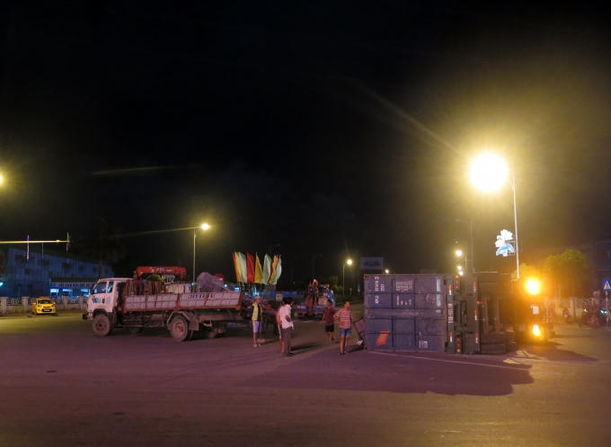 Hiện trường vụ va chạm vào nửa đêm giữa chiếc container và xe tải.