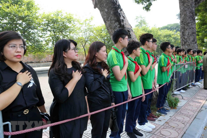 Giáo viên và các em học sinh trường THCS Nguyễn Tri Phương đưa tiễn linh cữu nguyên Tổng Bí thư Đỗ Mười trên phố Hoàng Diệu (Hà Nội). (Ảnh: Thành Đạt/TTXVN).
