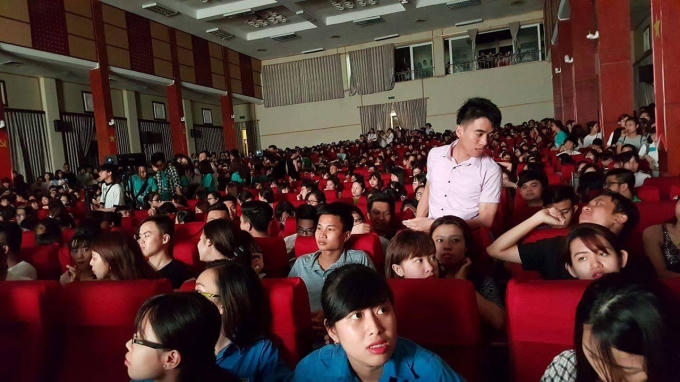 Đêm đại nhạc hội Phút cuối thu hút đông đảo sinh viên đến tham gia.