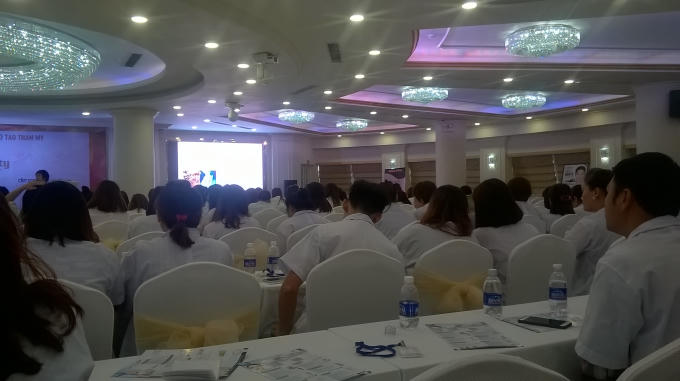 Chương trình đào tạo của công ty kéo dài hai ngày và học viên sẽ được cấp chứng chỉ.