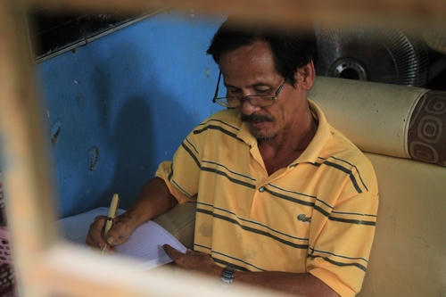 Hiện, công việc chính mỗi ngày của ông Thọ là ôn luyện các môn thi THPT quốc gia. Ảnh: Mạnh Tùng