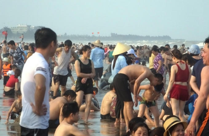 Hàng vạn người chen nhau chỗ đứng ở biển Sầm Sơn