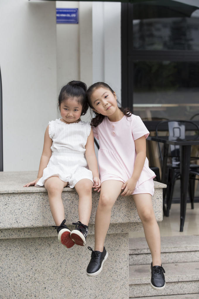 'Con g&aacute;i' &ocirc;ng tr&ugrave;m Phan Qu&acirc;n phim 'Người ph&aacute;n xử' khoe hai thi&ecirc;n thần nhỏ