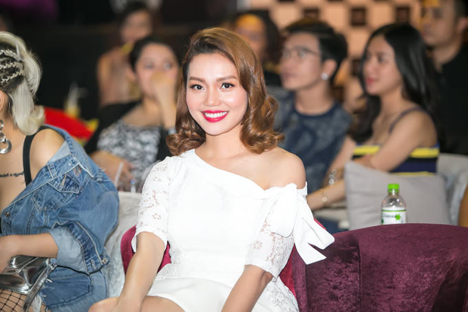 Ngọc Anh diện bộ đồ trắng sang trọng tham gia vào buổi họp báo.