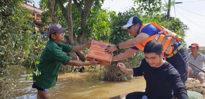 FLC Biscom hỗ trợ nhu yếu phẩm tới tay người dân vùng lũ