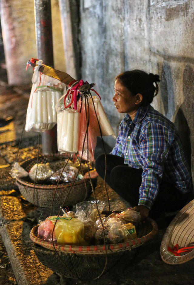 C&ocirc; Cao Thị Lạng (51 tuổi &ndash; H&agrave; Nam) sau một ng&agrave;y d&agrave;i g&aacute;nh h&agrave;ng quanh phố cổ lại trở về chợ Long Bi&ecirc;n ngồi một g&oacute;c với hy vọng b&aacute;n hết chỗ h&agrave;ng c&ograve;n lại. C&ocirc; xa qu&ecirc; l&ecirc;n th&agrave;nh phố đ&atilde; được 5 năm v&agrave; cả cuộc đời chưa từng biết đến ng&agrave;y 20/10. Đối với c&ocirc;, m&oacute;n qu&agrave; &yacute; nghĩ nhất trong ng&agrave;y chỉ l&agrave; b&aacute;n hết th&uacute;ng h&agrave;ng để được về nh&agrave; trước 12 giờ đ&ecirc;m.