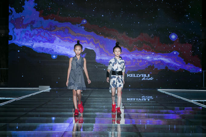 Màn trình diễn BST “Tancho Crane” tại đêm diễn thứ 2 cũng đem đến ấn tượng thị giác mạnh mẽ với hình ảnh các mẫu nhí cùng khuôn mặt và nét diễn lạnh lùng đầy ấn tượng.