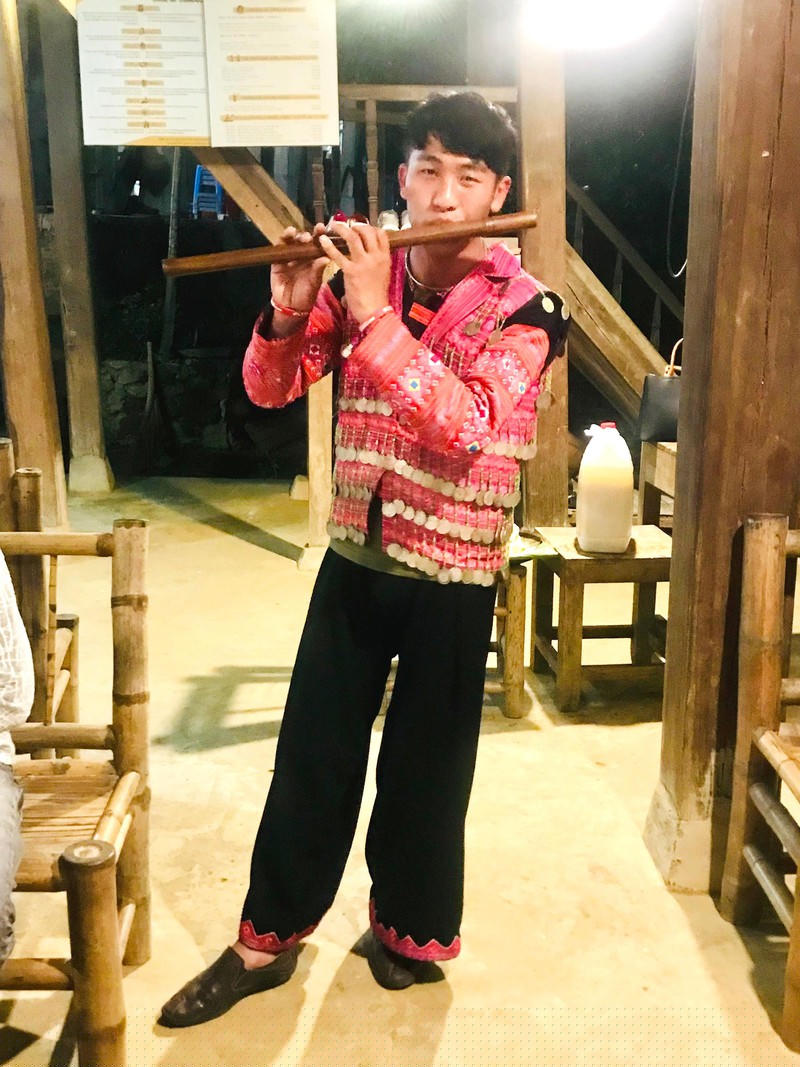 Giàng A La biểu diễn điệu khèn Mường.